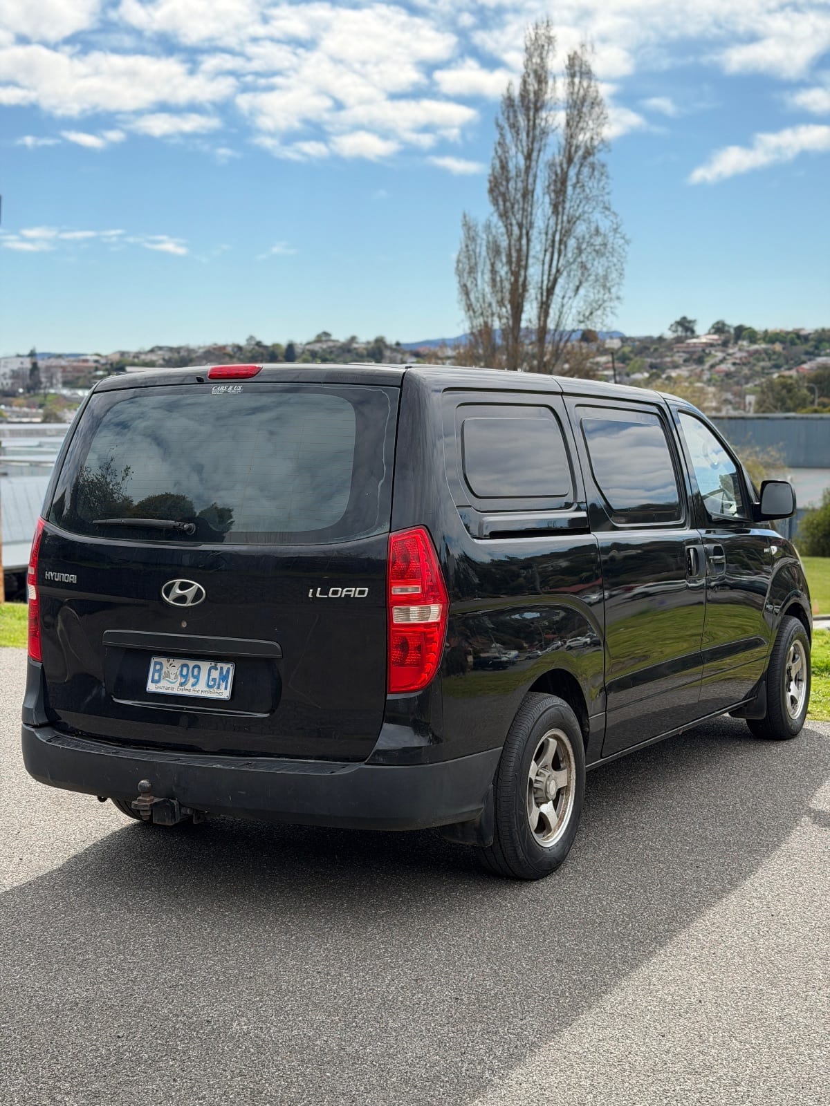 2010 Hyundai iLoad 4D photo 3