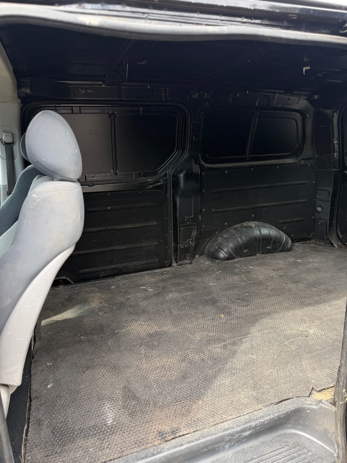 2010 Hyundai iLoad 4D photo 7
