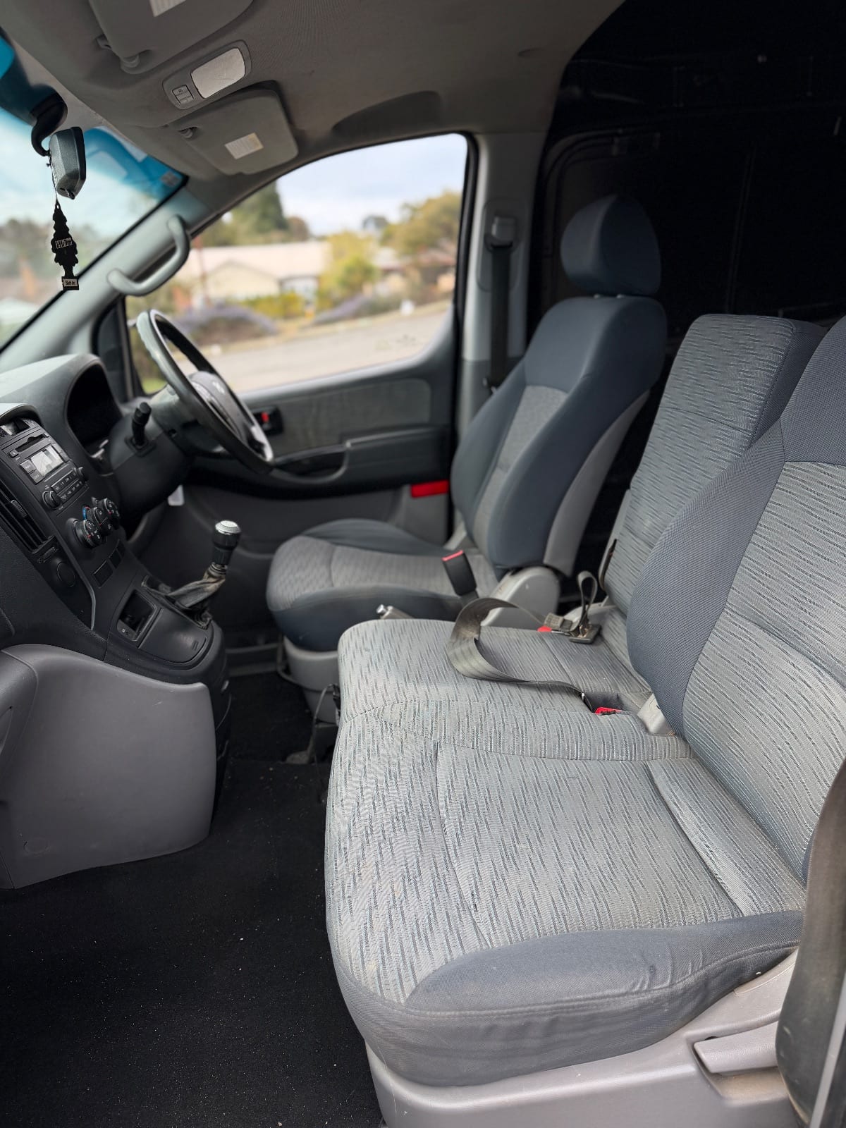 2010 Hyundai iLoad 4D photo 8