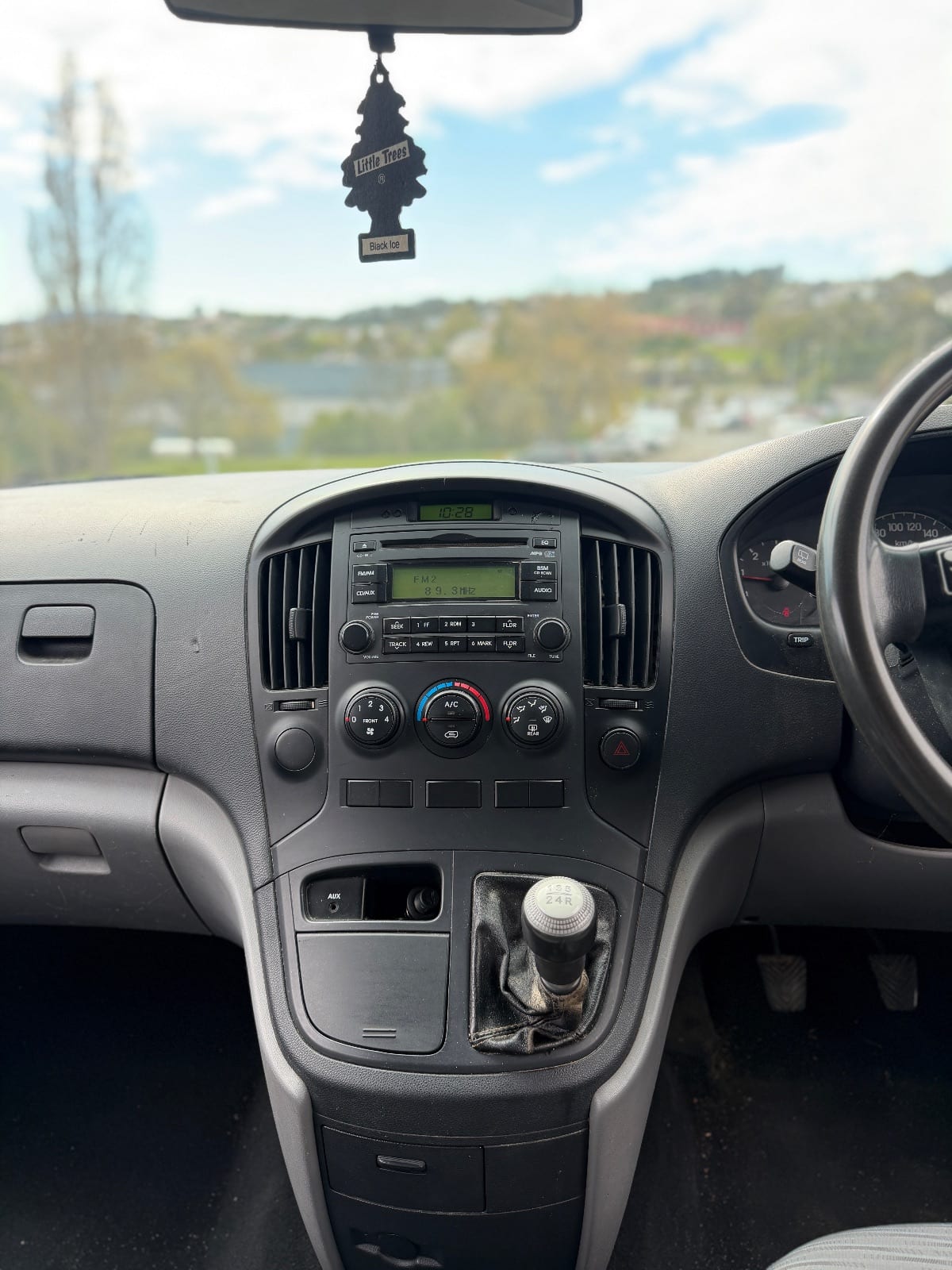 2010 Hyundai iLoad 4D photo 10