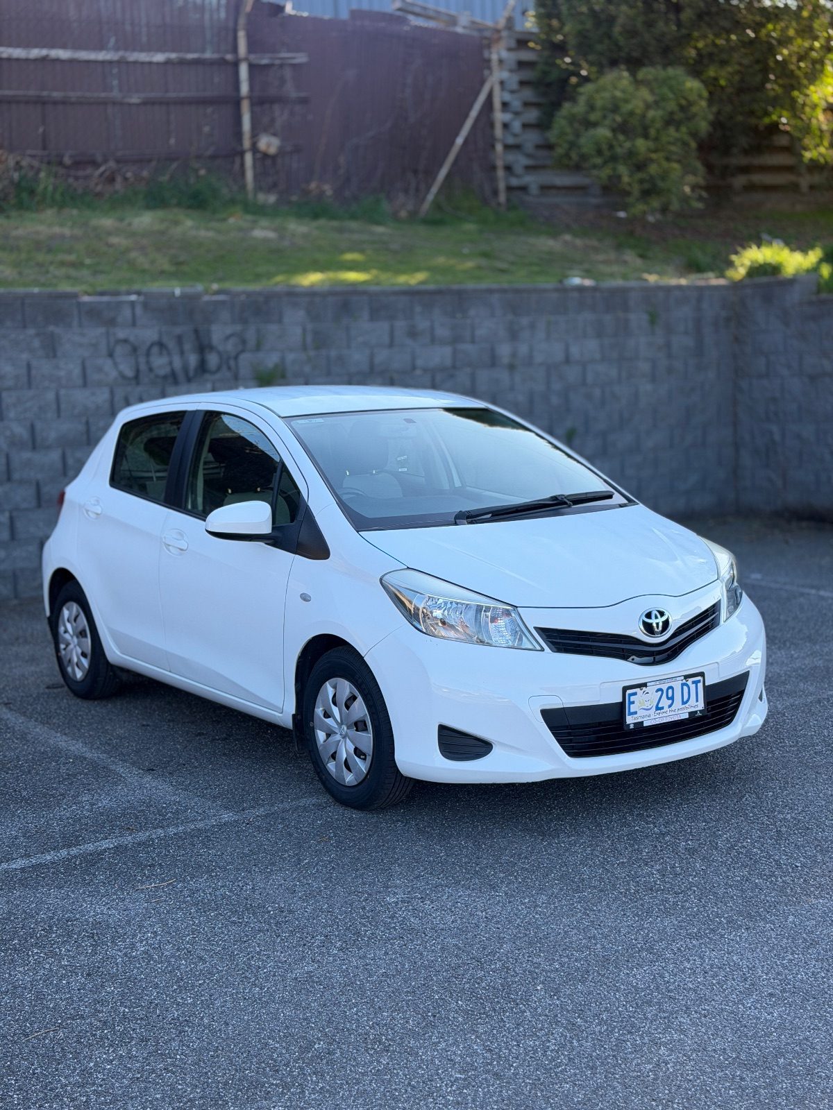 2014 Toyota Yaris YR photo 2