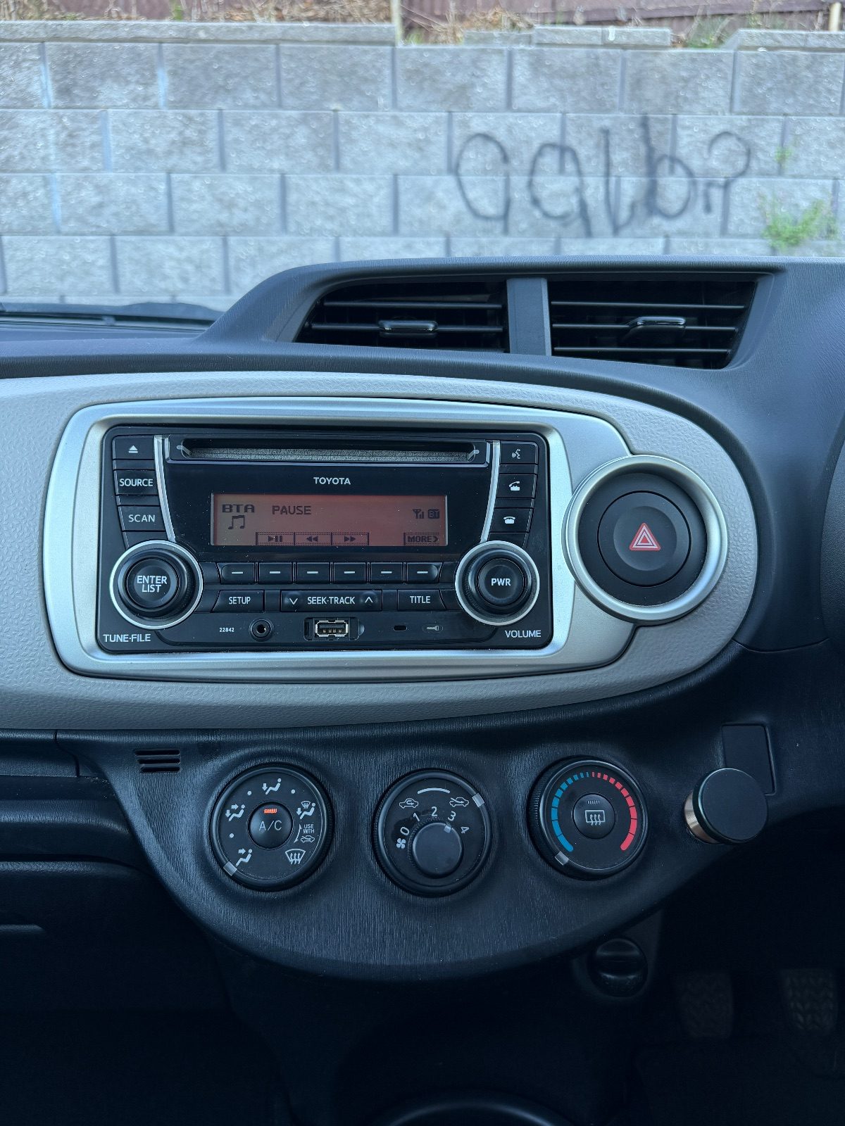2014 Toyota Yaris YR photo 9